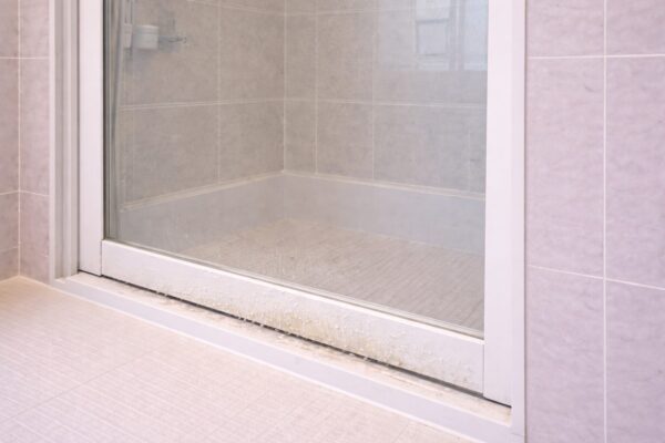 >お風呂のドアのカリカリ汚れ（水垢・ホコリ）を身近なアイテムで落とすコツ